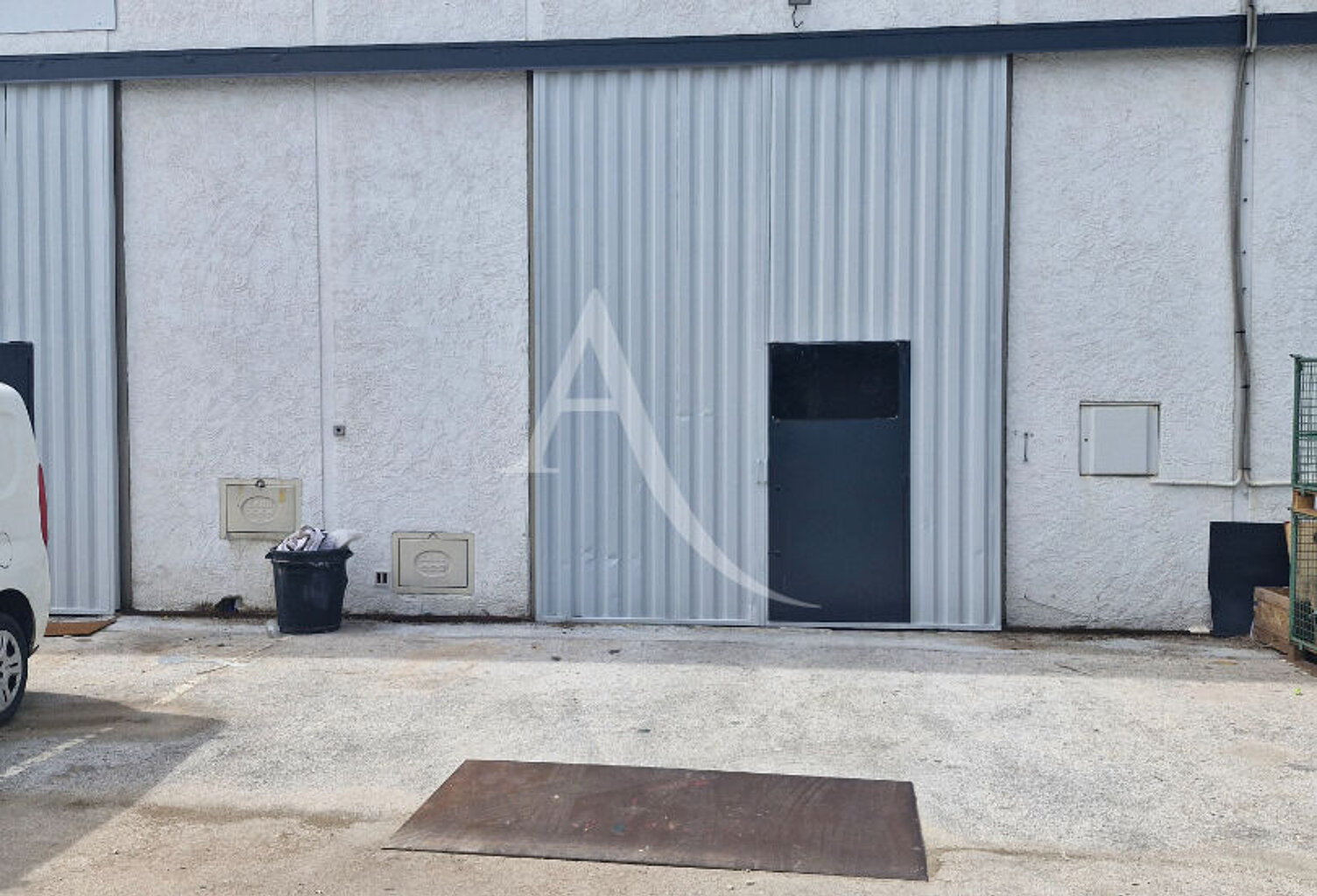 LOCAL PROFESSIONNEL SOLLIES VILLE 96 M² + 30 m² STOCKAGE — photo 1