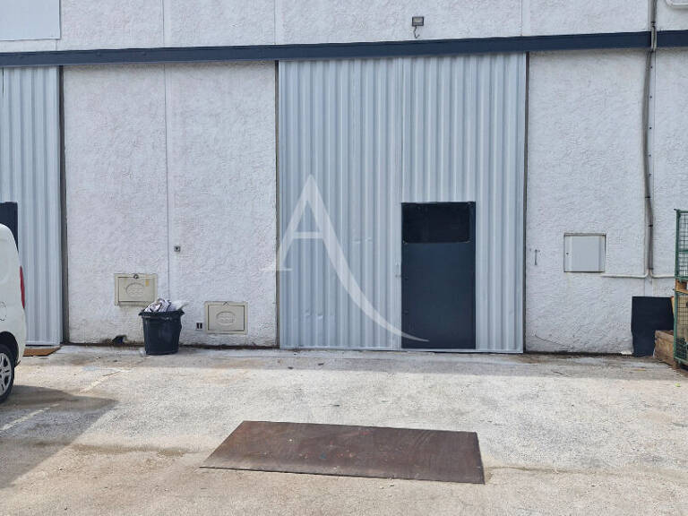 LOCAL PROFESSIONNEL SOLLIES VILLE 96 M² + 30 m² STOCKAGE — photo 1