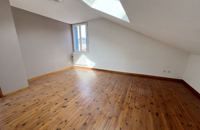 T3 lumineux de 84 m2 habitable en dernier étage - Saint Martin d'Hères - Avenue Jean Jaurès — photo 2