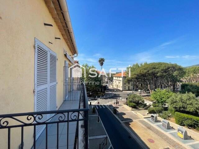 En plein centre ville de Sainte-Maxime, à 300m de la plage, superbe T2 vue mer de 45m². — photo du bien