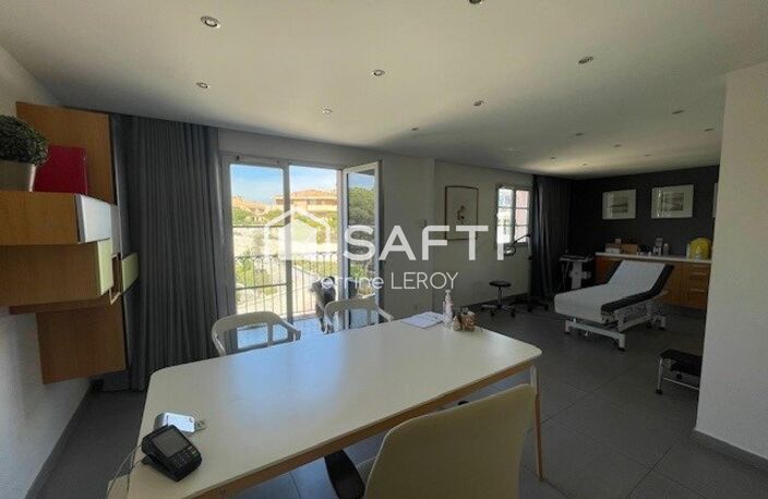 En plein centre ville de Sainte-Maxime, à 300m de la plage, superbe T2 vue mer de 45m². — photo 2