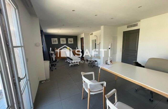 En plein centre ville de Sainte-Maxime, à 300m de la plage, superbe T2 vue mer de 45m². — photo 4