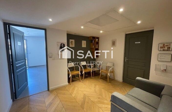 En plein centre ville de Sainte-Maxime, à 300m de la plage, superbe T2 vue mer de 45m². — photo 5