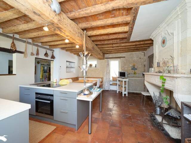 Maison en pierre de 6 pièces principales — photo du bien