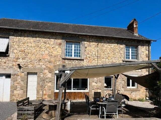 Maison en pierre de 5 pièces principales — photo du bien