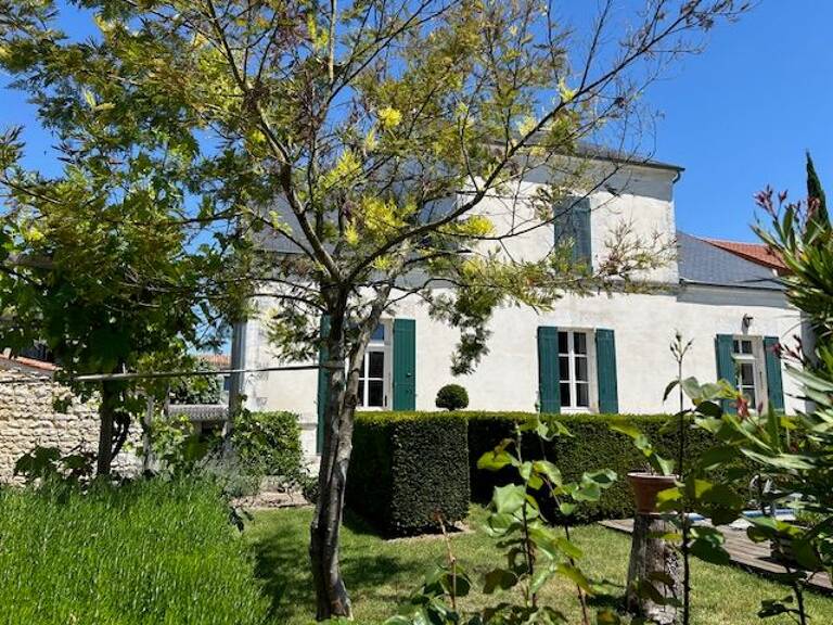 Saint-Jean d'Angély, jolie demeure bourgeoise rénovée avec jardin et piscine — photo 1