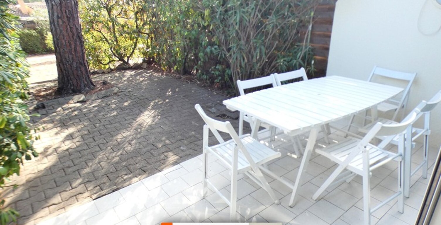 Pinède. Maison cabine mezzanine avec terrasse — photo 1