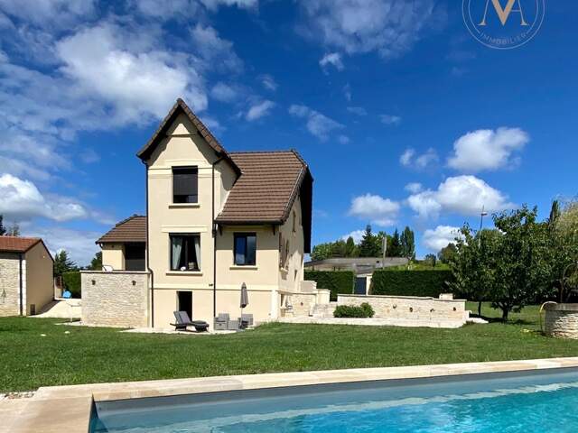 Maison de ville haut de gamme avec piscine, rénovée, proche du centre ville de PRAYSSAC (46) — photo du bien