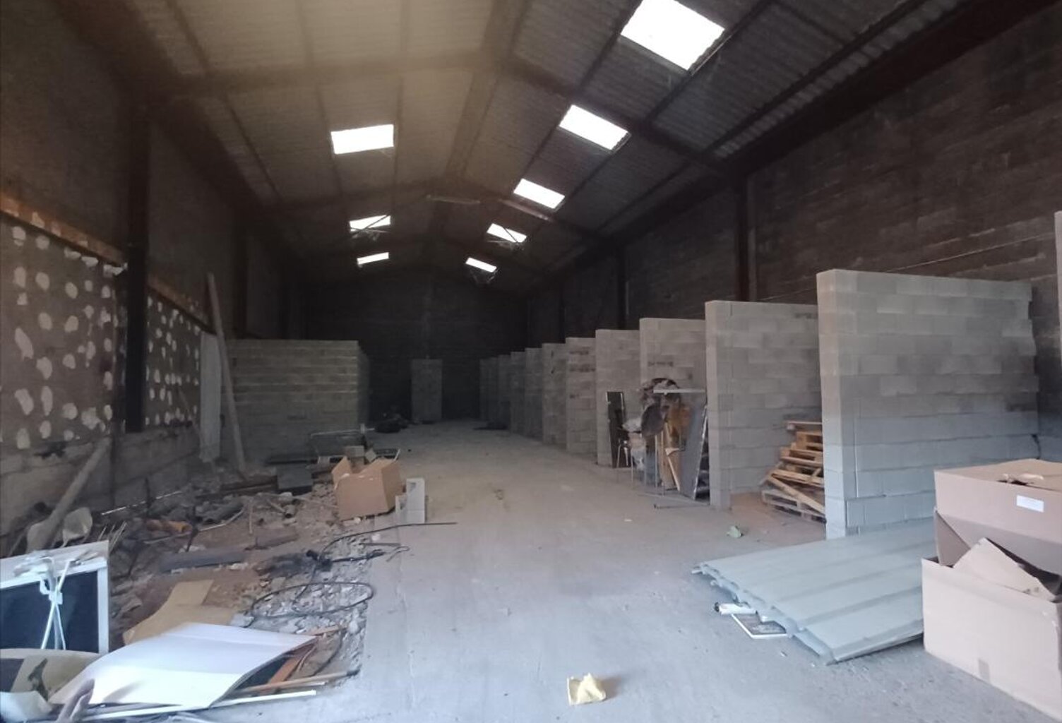DEPOT avec BOXS - 450m² - BREZET — photo 1