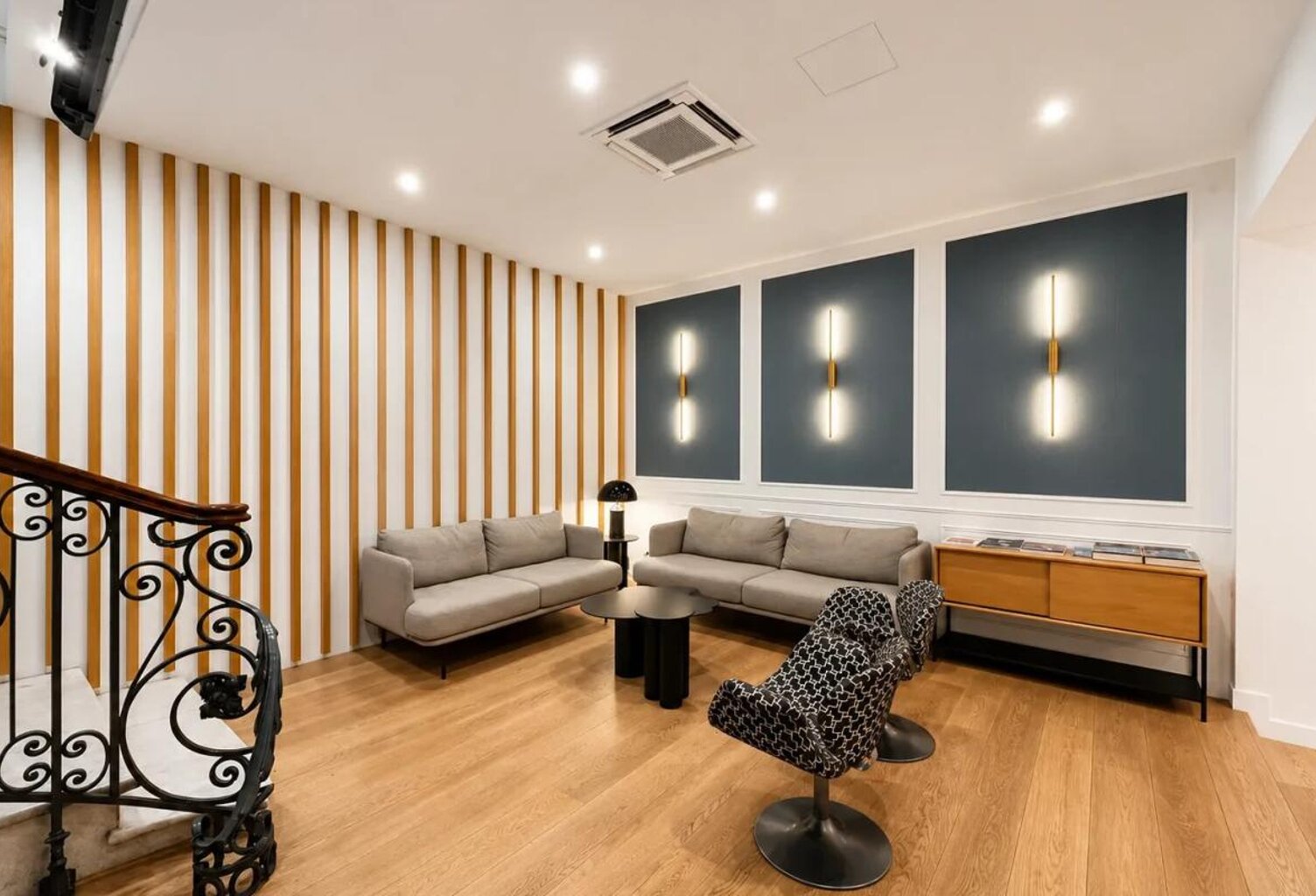 Bureaux à louer 80m² PARIS 16ème Nord, transports proches, ascenseur, accès sécurisé, hôte d’accueil, plug&play, chauffage immeuble, fibre optique, parquet, salles de réunion — photo 1