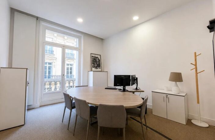 Bureaux à louer 80m² PARIS 16ème Nord, transports proches, ascenseur, accès sécurisé, hôte d’accueil, plug&play, chauffage immeuble, fibre optique, parquet, salles de réunion — photo 5