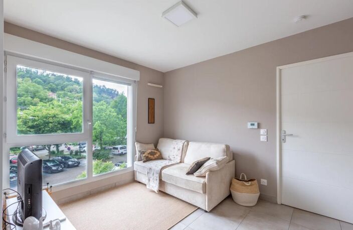T2 de 43 m² – Givors Ville, rue Émile Zola – Box fermé en sus — photo 4