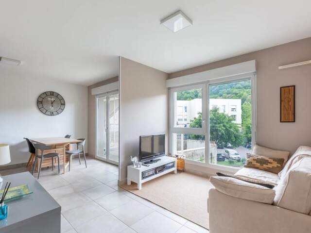 T2 de 43 m² – Givors Ville, rue Émile Zola – Box fermé en sus — photo du bien