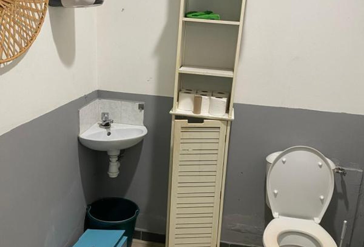 FABIEN TEKA IMMO vous propose à St Benoit en centre-ville, proche de la médiathèque,  un local commercial de 85m² — photo 1