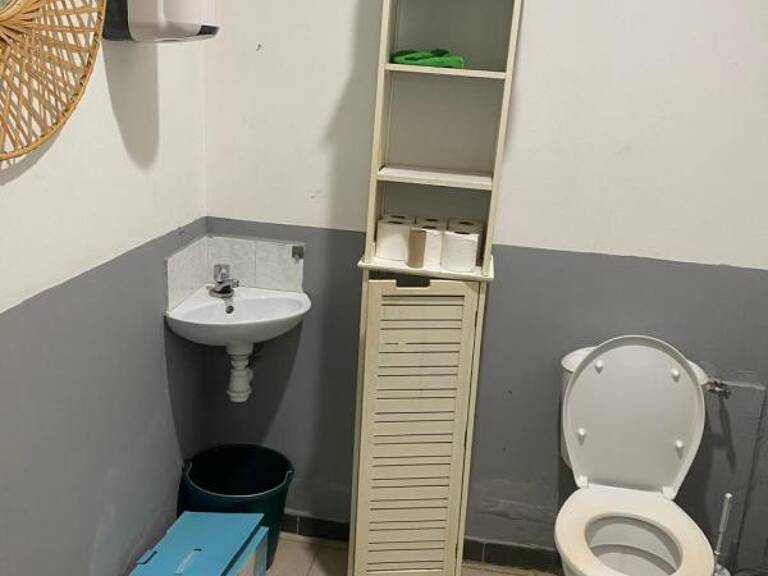 FABIEN TEKA IMMO vous propose à St Benoit en centre-ville, proche de la médiathèque,  un local commercial de 85m² — photo 1