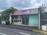FABIEN TEKA IMMO vous propose à St Benoit en centre-ville, proche de la médiathèque,  un local commercial de 85m² — photo 2