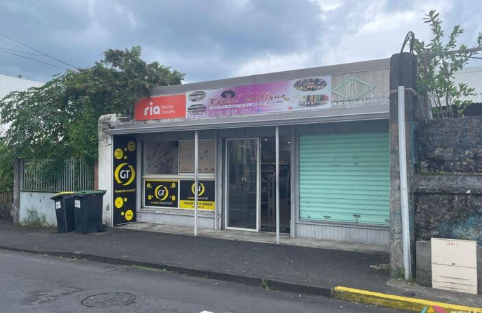 FABIEN TEKA IMMO vous propose à St Benoit en centre-ville, proche de la médiathèque,  un local commercial de 85m² — photo 2