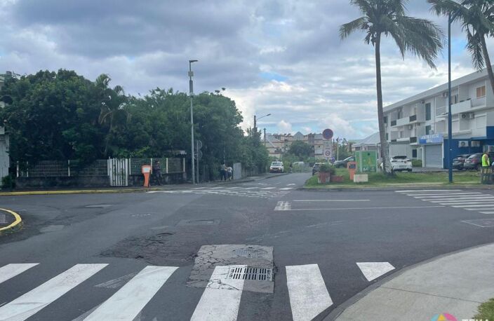 FABIEN TEKA IMMO vous propose à St Benoit en centre-ville, proche de la médiathèque,  un local commercial de 85m² — photo 3