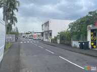 FABIEN TEKA IMMO vous propose à St Benoit en centre-ville, proche de la médiathèque,  un local commercial de 85m² — photo 4