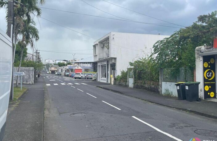FABIEN TEKA IMMO vous propose à St Benoit en centre-ville, proche de la médiathèque,  un local commercial de 85m² — photo 4