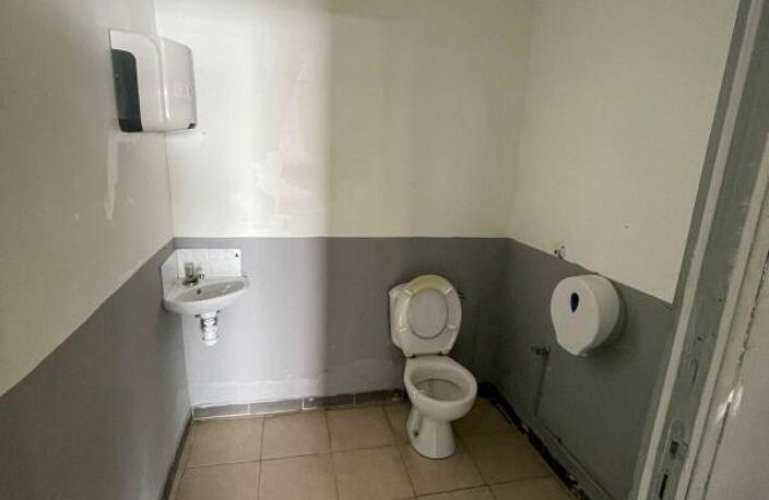 FABIEN TEKA IMMO vous propose à St Benoit en centre-ville, proche de la médiathèque,  un local commercial de 85m² — photo 5