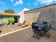 Maison de village à vendre - Le Bois Plage en Ré - 2 chambres - espace bureau - annexe - cour et terrasse — photo 2