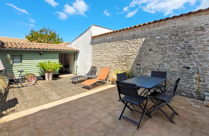 Maison de village à vendre - Le Bois Plage en Ré - 2 chambres - espace bureau - annexe - cour et terrasse — photo 2