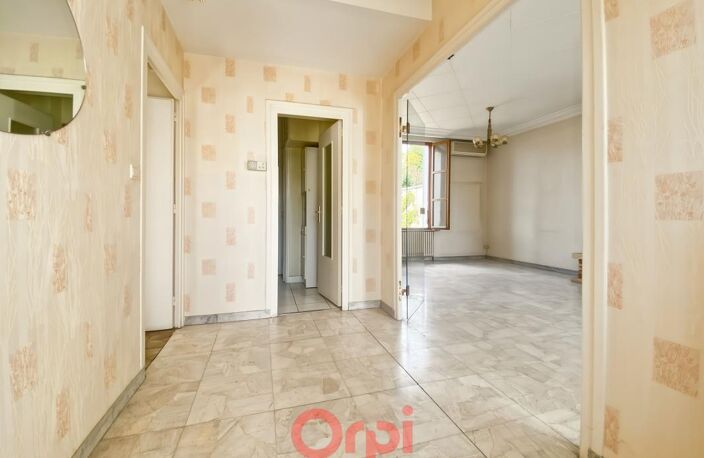 Maison avec beau potentiel avec garage et dépendances à vendre à Montchat — photo 3