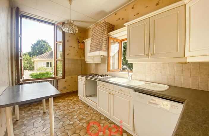 Maison avec beau potentiel avec garage et dépendances à vendre à Montchat — photo 5