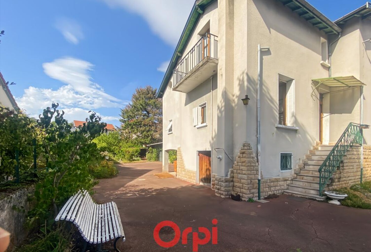 Maison avec beau potentiel avec garage et dépendances à vendre à Montchat — photo 1
