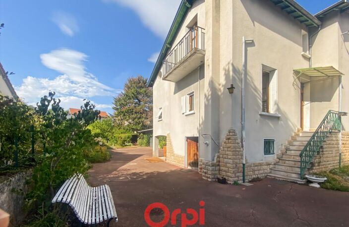 Maison avec beau potentiel avec garage et dépendances à vendre à Montchat — photo 2