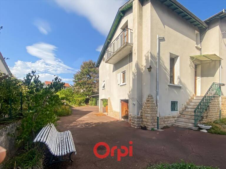 Maison avec beau potentiel avec garage et dépendances à vendre à Montchat — photo 1