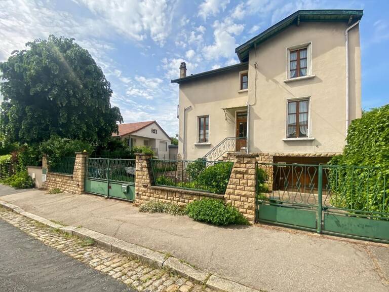 Maison avec beau potentiel avec garage et dépendances à vendre à Montchat — photo 1