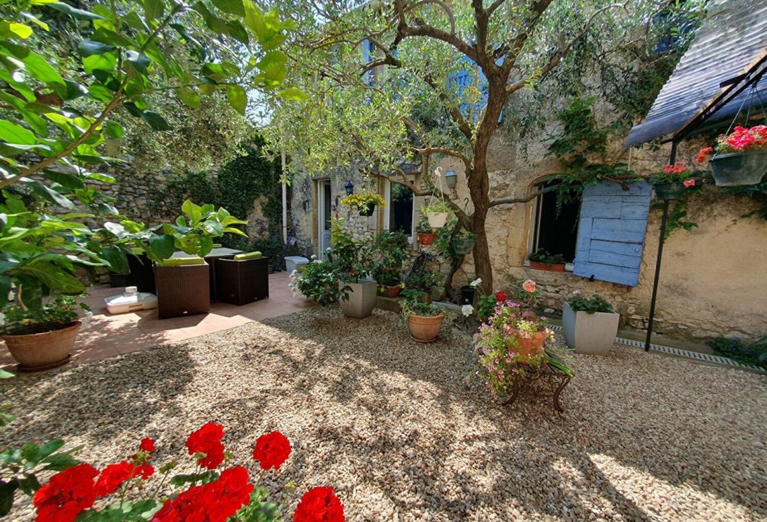 Maison de village en pierres avec jardin — photo 1