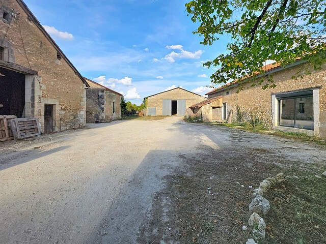 Propriété avec gîte et dépendances — photo du bien