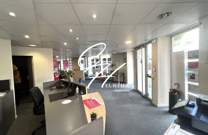 VOIRON - LOCAL COMMERCIAL - CENTRE — photo 2