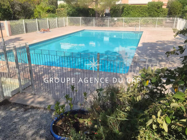 APPARTEMENT 2 PIECES  CLIMATISÉ EN DERNIER ETAGE D'UNE RESIDENCE RECENTE AVEC TERRASSE GARAGE ET PISCINE A SAINT RAPHAEL — photo du bien