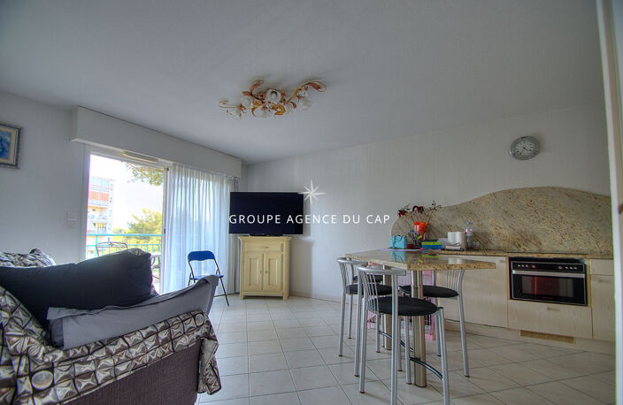 APPARTEMENT 2 PIECES  CLIMATISÉ EN DERNIER ETAGE D'UNE RESIDENCE RECENTE AVEC TERRASSE GARAGE ET PISCINE A SAINT RAPHAEL — photo 2