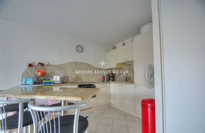 APPARTEMENT 2 PIECES  CLIMATISÉ EN DERNIER ETAGE D'UNE RESIDENCE RECENTE AVEC TERRASSE GARAGE ET PISCINE A SAINT RAPHAEL — photo 3