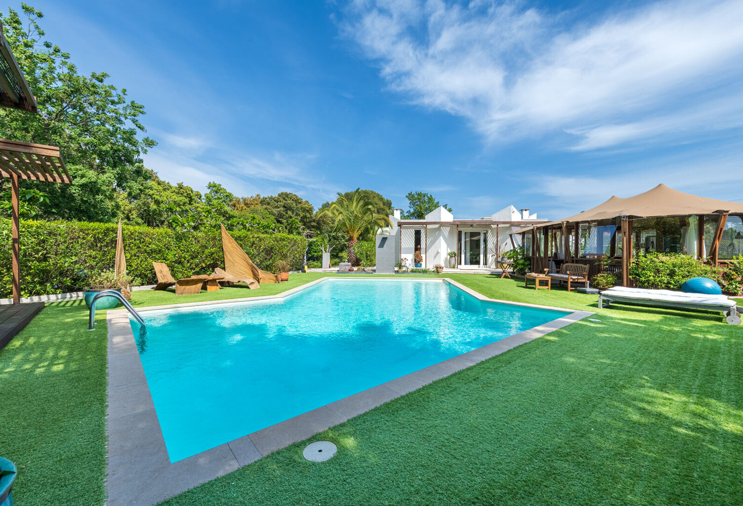 Rare, villa atypique contemporaine, piscine et tennis, à St Raphael Valescure — photo 1