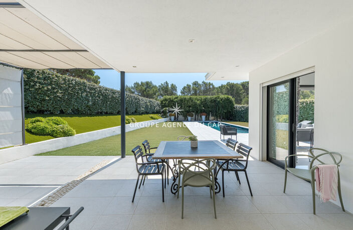 VILLA CONTEMPORAINE VALESCURE  AVEC PISCINE GARAGE ET DEPANDANCES — photo 3