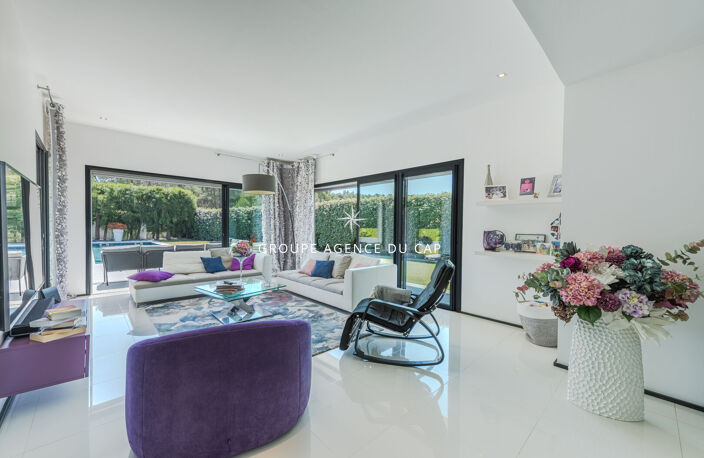 VILLA CONTEMPORAINE VALESCURE  AVEC PISCINE GARAGE ET DEPANDANCES — photo 4