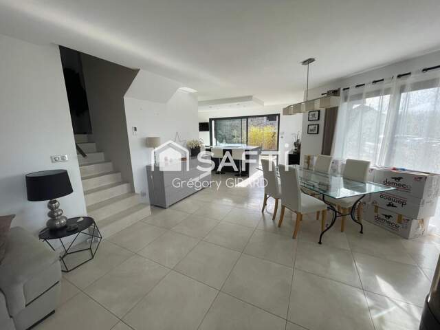 Maison moderne — photo du bien