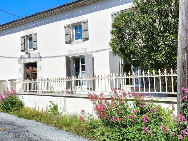 Maison de village 175 m² à rénover avec garage et dépendances — photo du bien