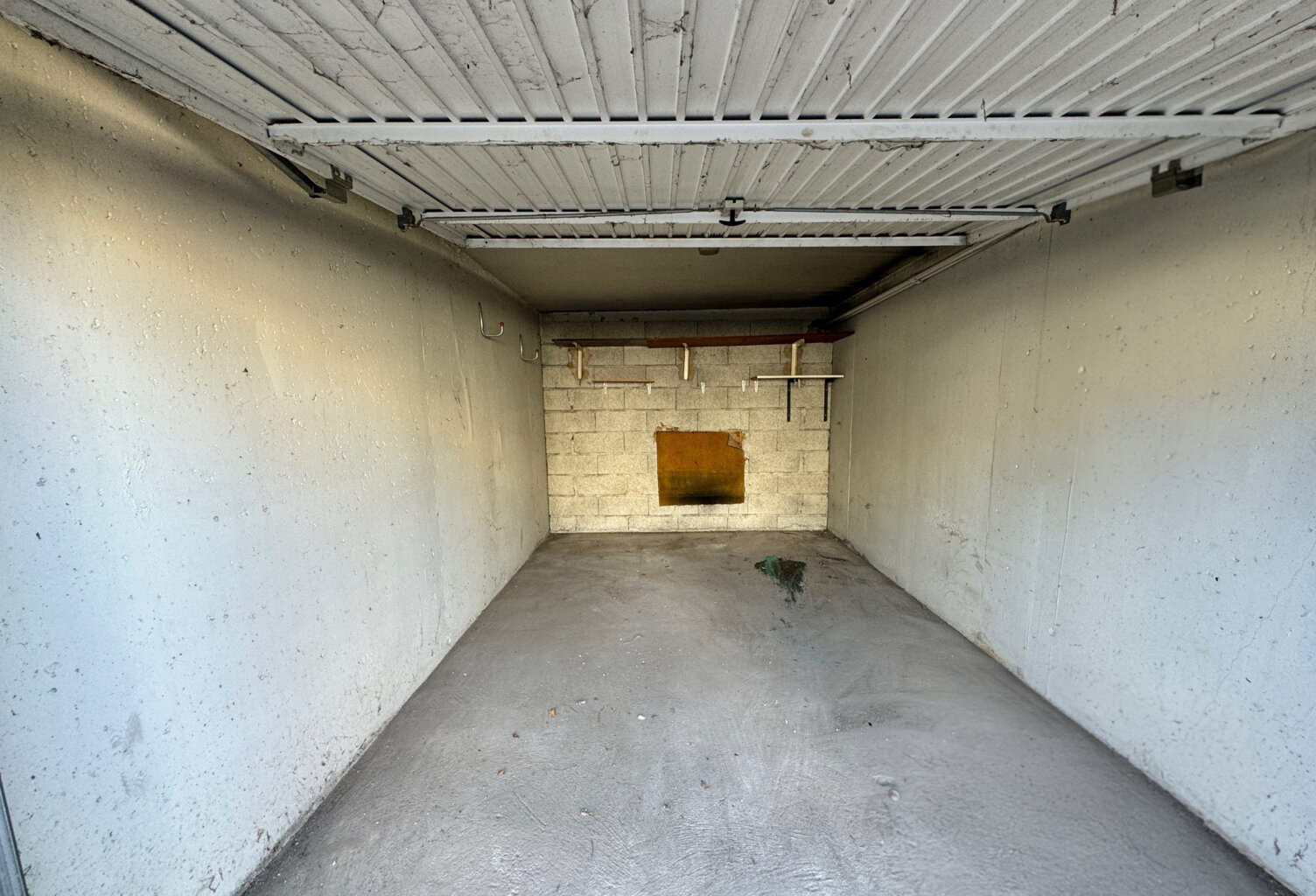 PORT-DE-BOUC   GARAGE / LOCAL DE STOCKAGE — photo 1