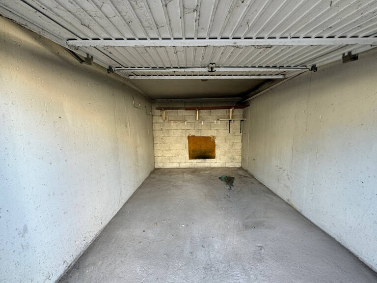 PORT-DE-BOUC   GARAGE / LOCAL DE STOCKAGE — photo 1