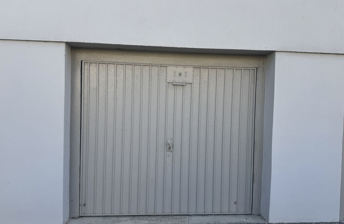 PORT-DE-BOUC   GARAGE / LOCAL DE STOCKAGE — photo 2