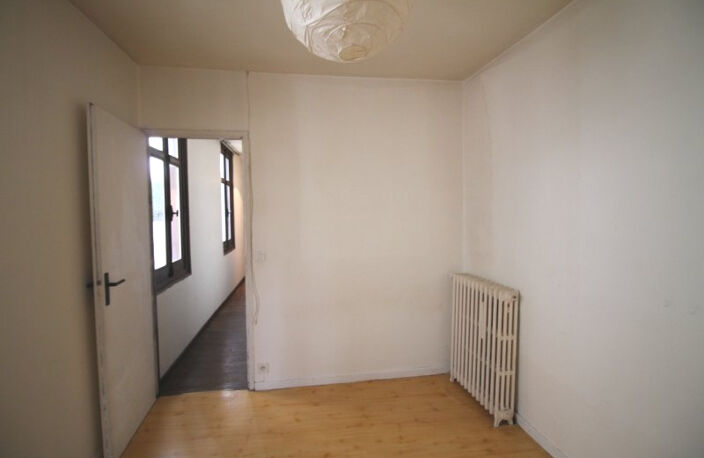 Dijon centre ville, Immeuble avec un commerce — photo 4