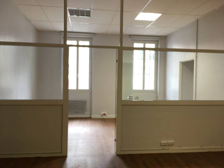 RUE ROQUELAINE - BUREAUX DE 229M2 RENOVES - 10 PARKINGS — photo 1