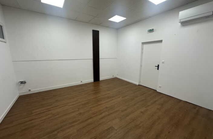 RUE ROQUELAINE - BUREAUX DE 229M2 RENOVES - 10 PARKINGS — photo 2
